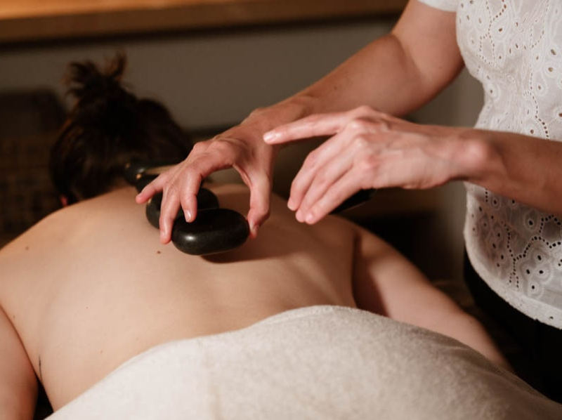 Massage aux pierres chaudes