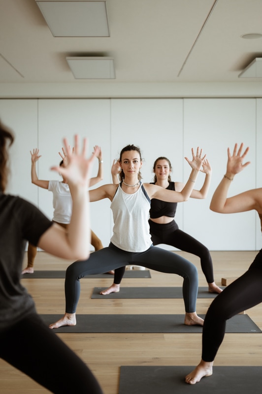 Yoga de la femme régénérant 